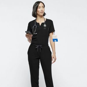 Jaanuu scrub set in black